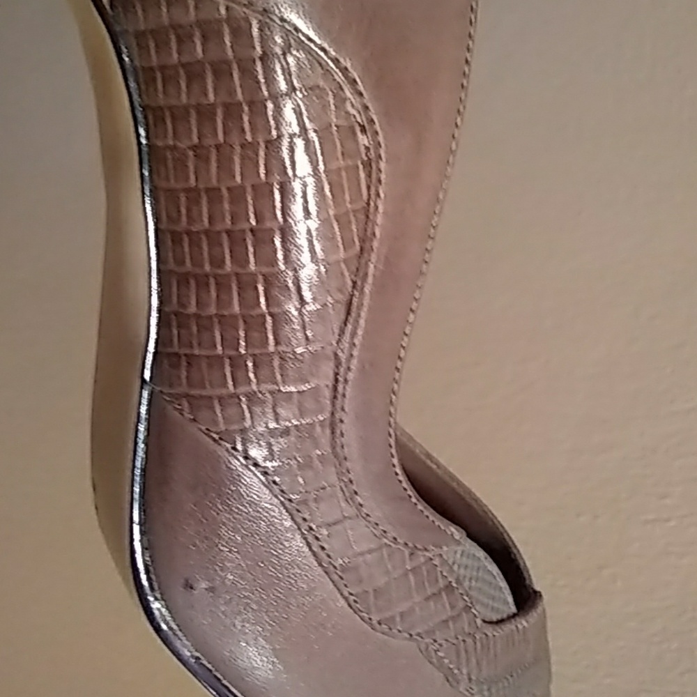 Shoes - Picture 3 of 8
